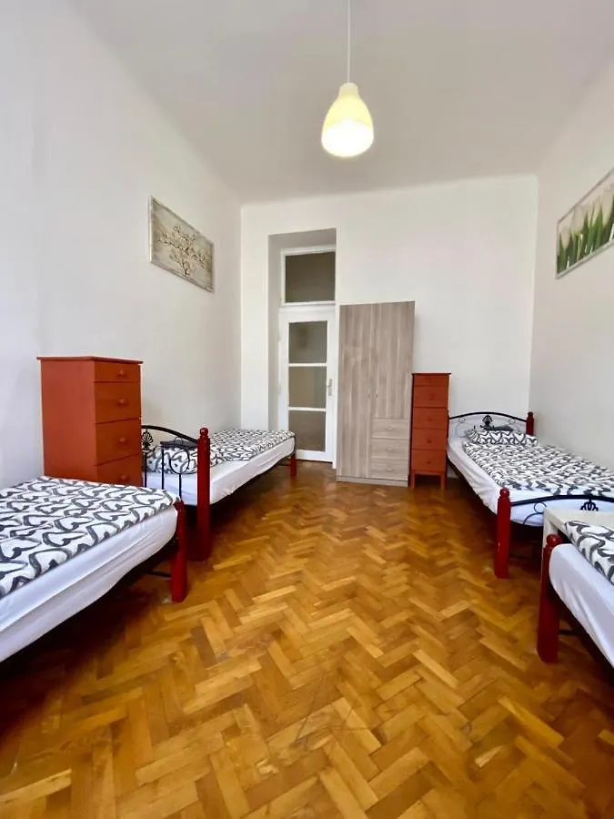 Spacious Cozy Apartments In Centre 프라하 0*,