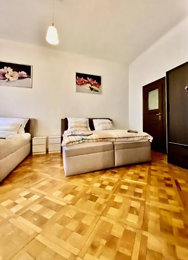 Spacious Cozy Apartments In Centre 프라하 체코