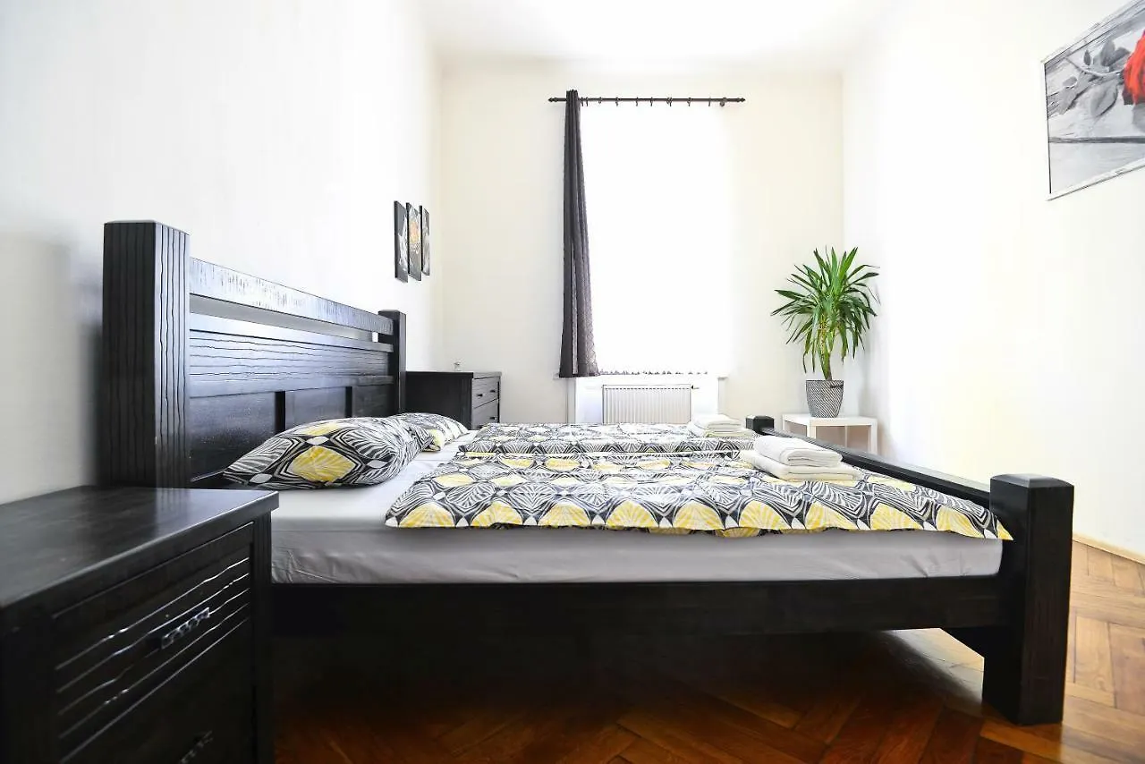 Spacious Cozy Apartments In Centre 프라하 체코