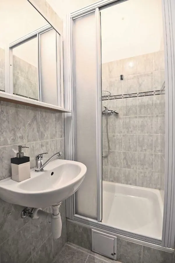 Spacious Cozy Apartments In Centre 프라하 체코