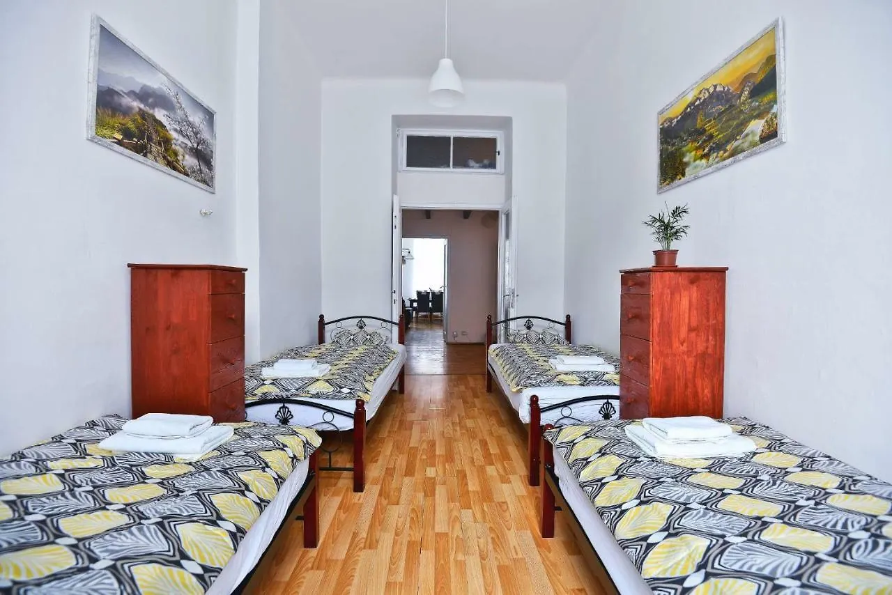 Spacious Cozy Apartments In Centre 프라하 0*,