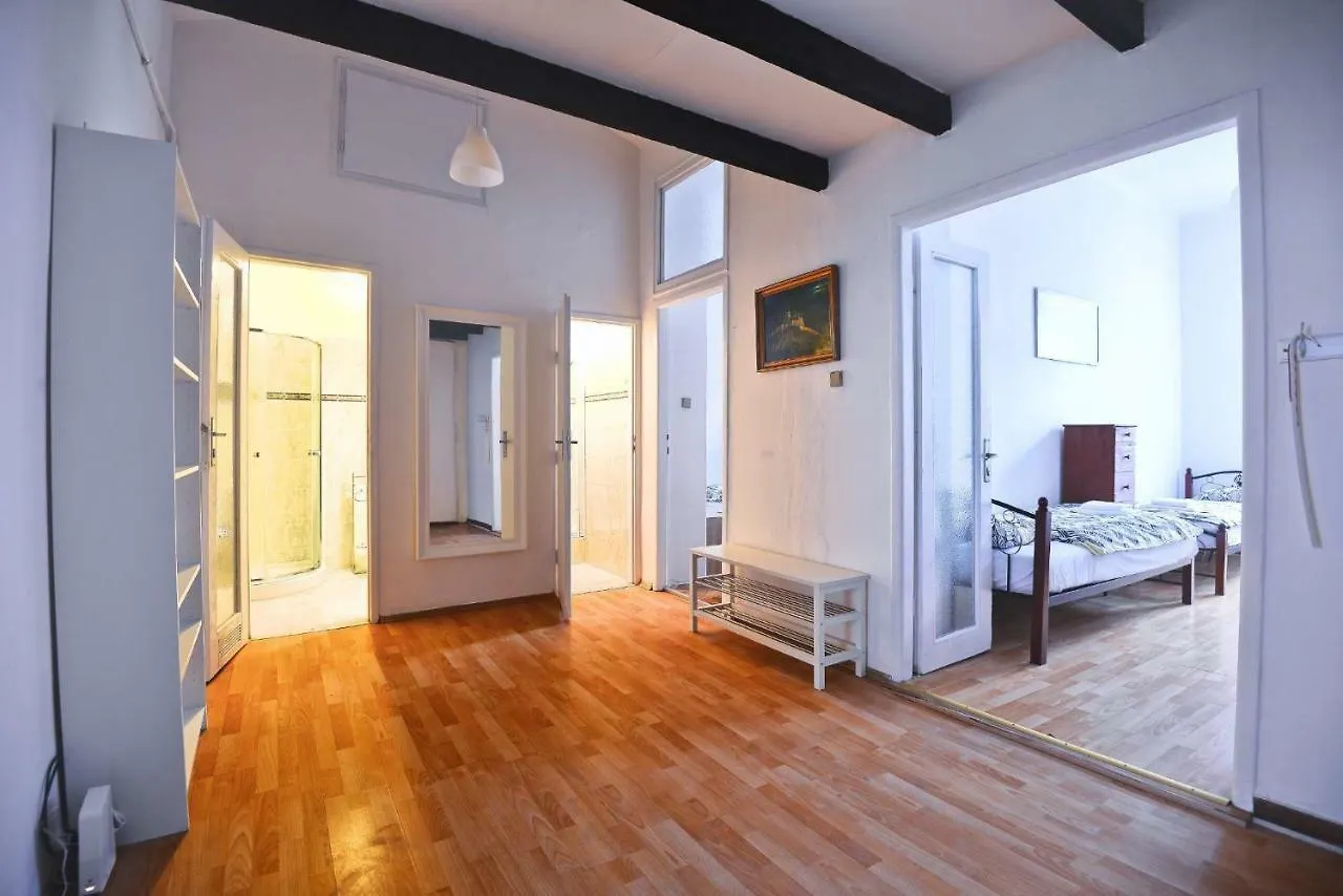 Spacious Cozy Apartments In Centre 프라하